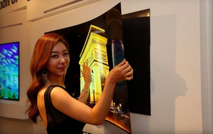 Display da LG é tão fina que pode ser grudada na parede com imã (Foto: Reprodução/Yonhap)