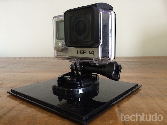 Câmera conta com monitor embutido (Foto: Victor Teixeira/TechTudo)
